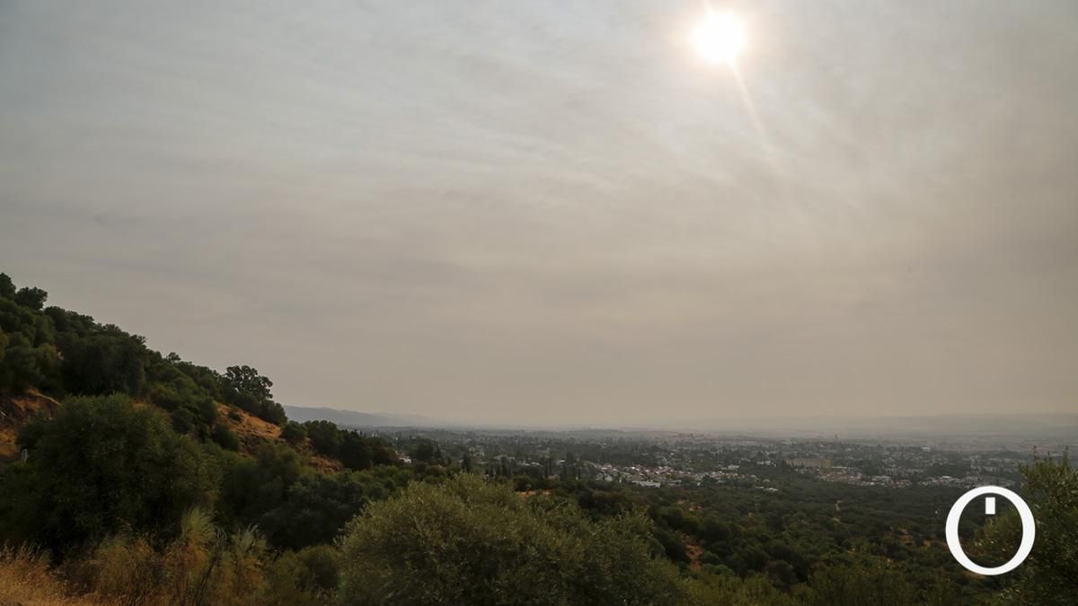 El humo de los incendios cubre de nuevo el cielo de Córdoba