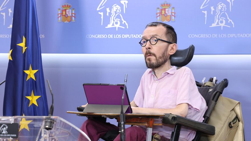 El portavoz de Unidas Podemos en el Congreso, Pablo Echenique, interviene durante una rueda de prensa anterior a la reunión de la Junta de Portavoces, en el Congreso de los Diputados, a 28 de marzo de 2023, en Madrid (España).