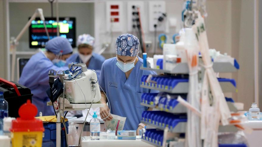 Sanitarios del Hospital Universitario Central de Asturias (HUCA), en Oviedo, trabajando en una de las UCI del centro hospitalario. EFE/ J.L.Cereijido/Archivo