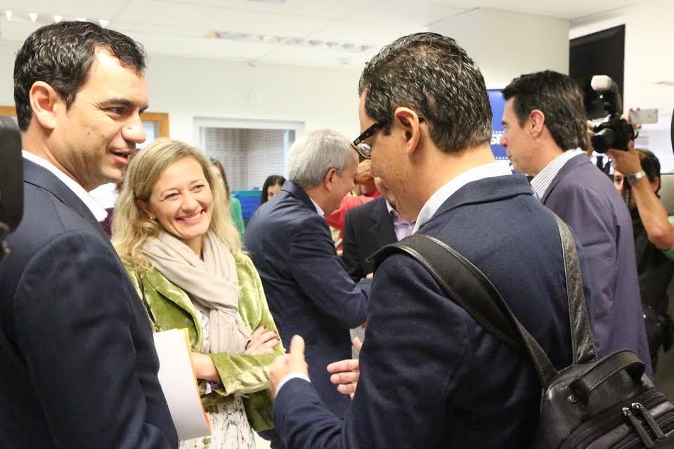 Pablo Rodríguez habla con Saúl Ramírez y Victoria Rosell.
