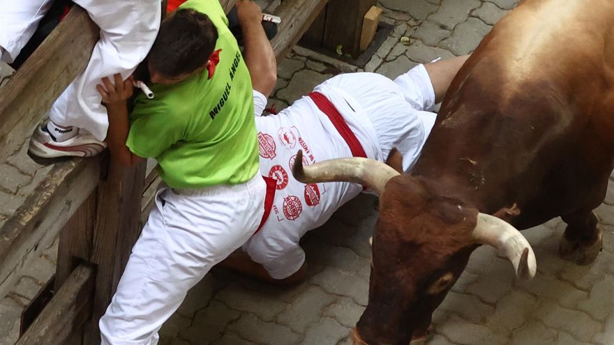 Los mozos, durante el octavo y último encierro de los Sanfermines con toros de la ganadería de Miura en el tramo final de entrada a la Plaza de Toros de Pamplona. este jueves. EFE/J.P. Urdiroz