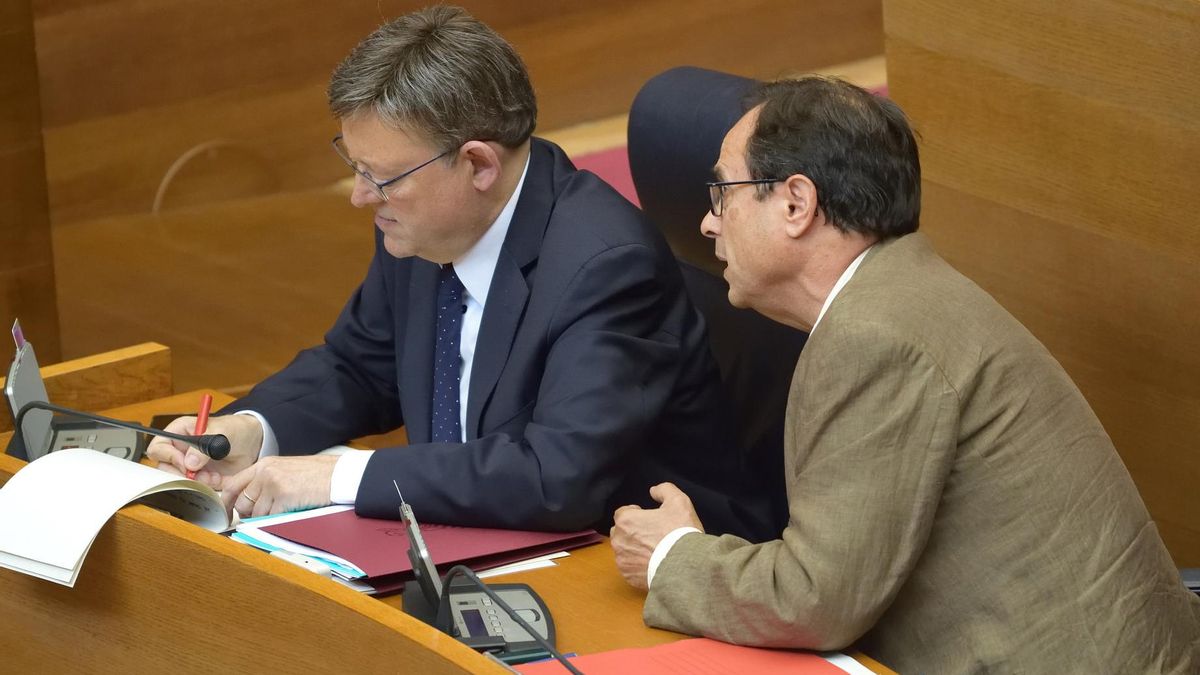 El conseller de Hacienda, Vicent Soler, dialoga con el president Ximo Puig. en las Corts