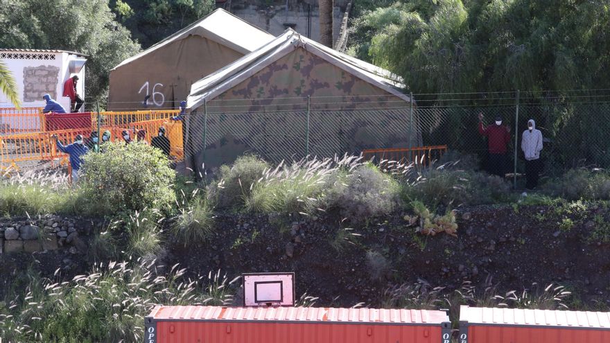 Cerca de 200 migrantes superan el límite legal de 72 horas en el campamento policial que sustituye a Arguineguín