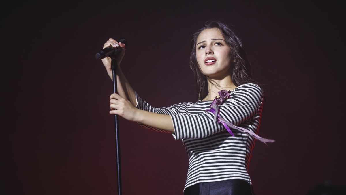 Olivia Rodrigo llora sus penas con Robert Smith para inventar la cura perfecta al desamor