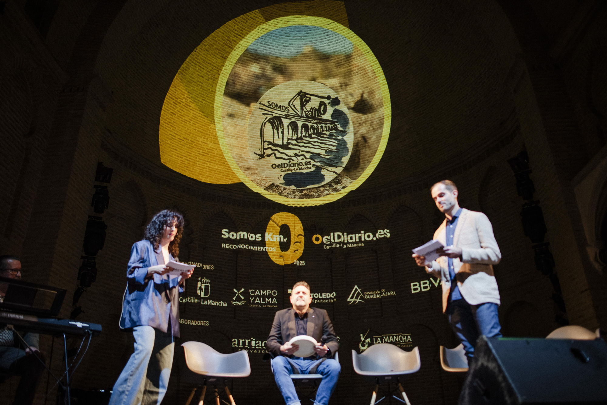 Los presentadores Itziar Machicado y Javier Muñoz de la Torre explicando qué es el reconocimiento físico, un disco de cerámica artesana elaborado por los toledanos Tony Portela y Juan Carlos Villacampa