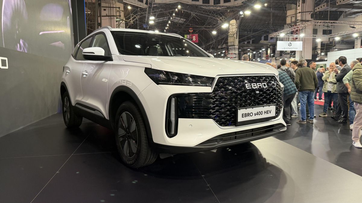 Ebro presenta en el salón el nuevo s400, que estrena motor híbrido completo.