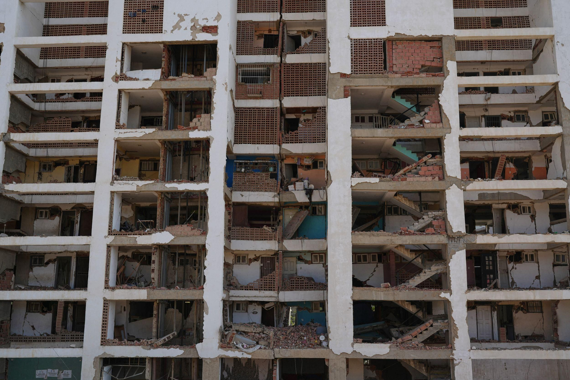 Edificio de apartamentos derrumbado por los terremotos en La Guaira, Venezuela, el domingo 26 de julio de 2026. Foto: AP/Ariana Cubillos