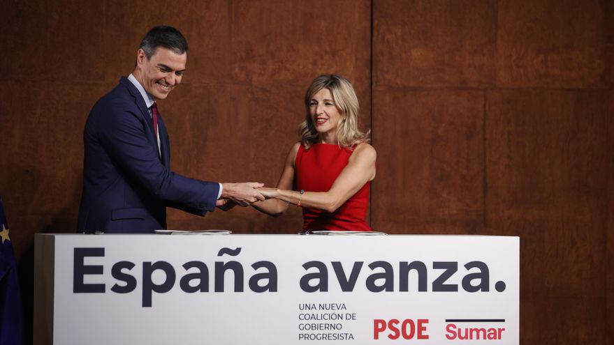 La líder de Sumar y ministra de Trabajo en funciones, Yolanda Díaz (d), y el presidente del Gobierno en funciones y líder del PSOE, Pedro Sánchez (i), durante una rueda de prensa ofrecida para informar sobre el acuerdo para formar Gobierno en Madrid, este martes.