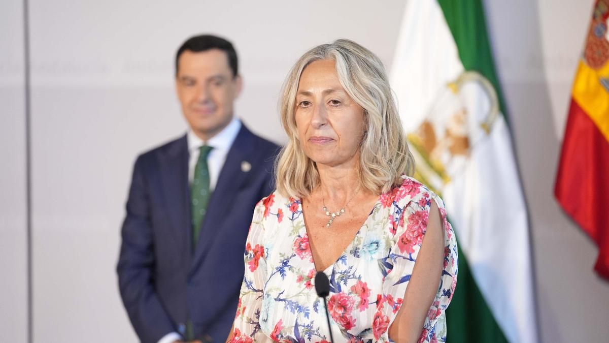 La consejera de Salud y Consumo, Rocío Hernández, el día de su toma de posesión bajo la atenta mirada de Juan Manuel Moreno.