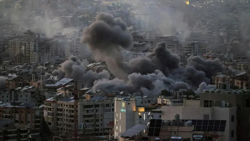Columnas de humo tras un ataque aéreo israelí en Dahieh, en los suburbios del sur de Beirut.