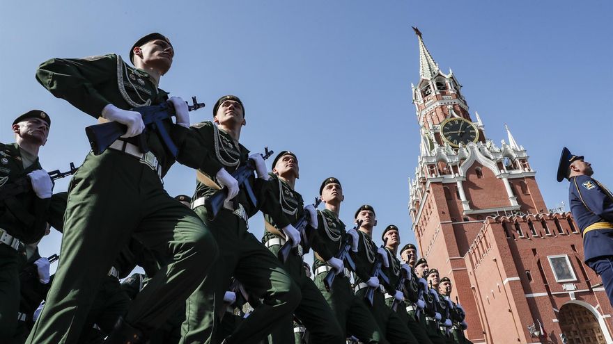 Soldados rusos participan en el ensayo general del desfile militar del Día de la Victoria en la Plaza Roja en Moscú