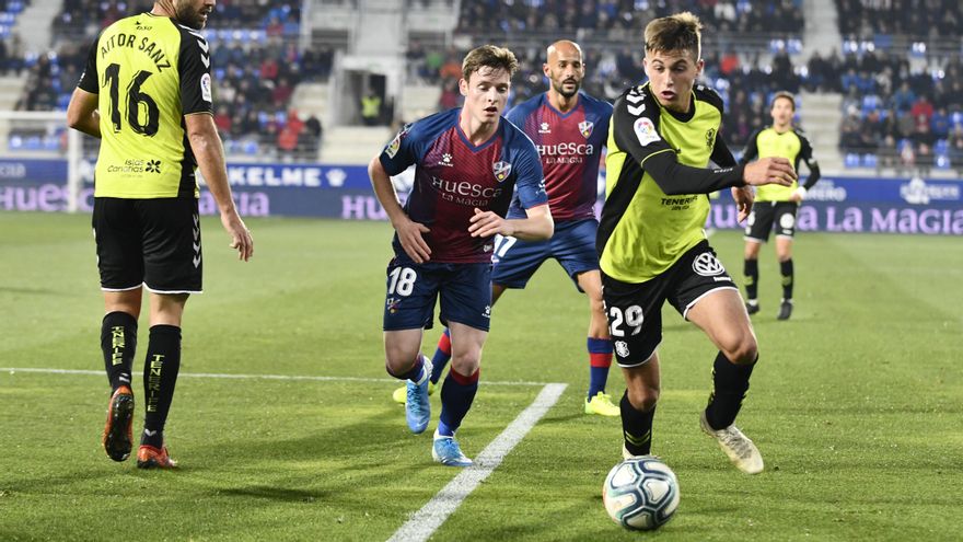 El Tenerife cierra el mercado de invierno subiendo del filial a Jorge Padilla