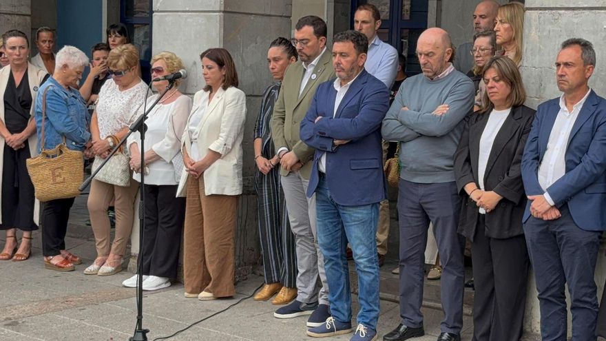 Cientos de personas condenan el asesinato machista de Dolores en Laviana (Asturias)