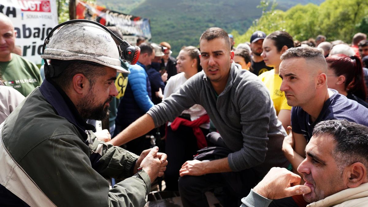 Mineros y sindicatos celebran en la Mina Miura, donde hay 4 trabajadores encerrados, el Primero de Mayo en Tormaleo (Ibias)