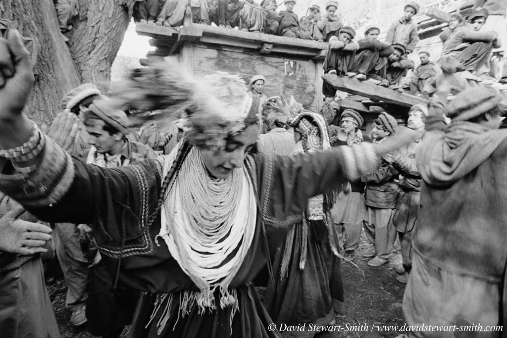 La danza es una vibrante expresión de las creencias espirituales de los pueblos indígenas y tribales. En los estrechos valles del Hindu Kush, en Pakistán, el pueblo kalash celebra el solsticio de invierno con el festival de choimus, en el que las jóvenes bailan alrededor de hogueras mientras cantan himnos al espíritu de Balomain y ofrecen alimentos de temporada a sus ancestros.Fotografía: ©David Stewart-Smith / www.davidstewart-smith.com