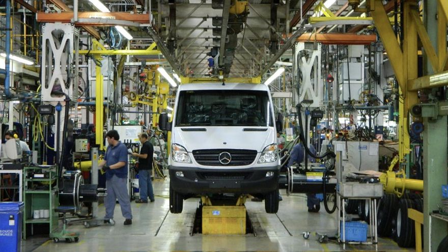 La industria automotriz invierte en la Argentina un dólar por cada 12 que coloca en Brasil y hay dudas por su futuro