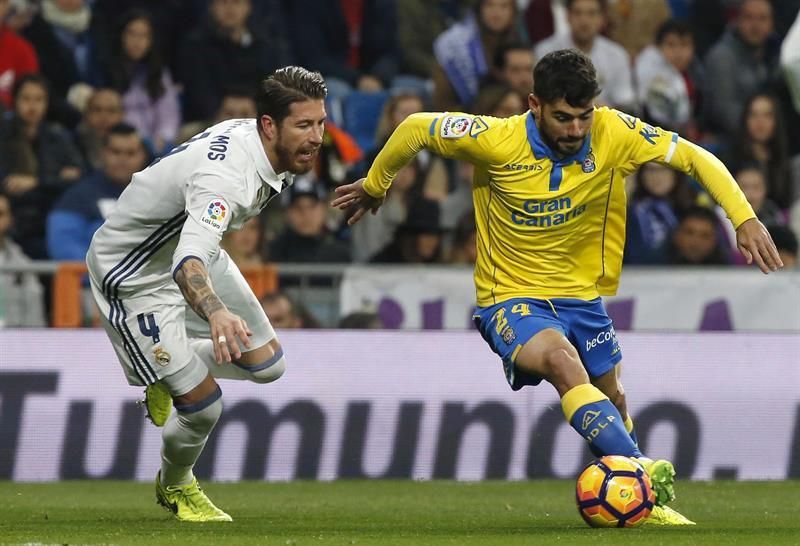Tana deja atrás a Ramos antes de marcar el primer tanto de la UD Las Palmas. EFE/JuanJo Martin