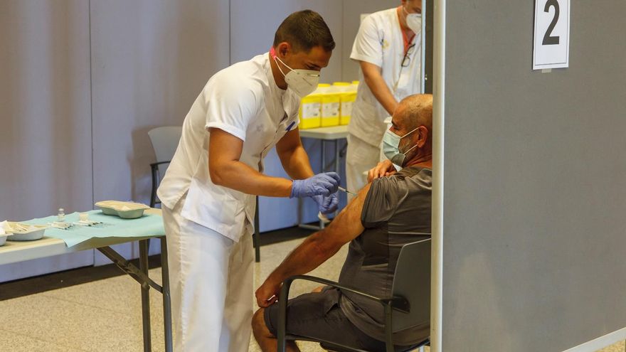 Casi 100.000 personas están ya inmunizadas frente a la COVID-19 en Canarias