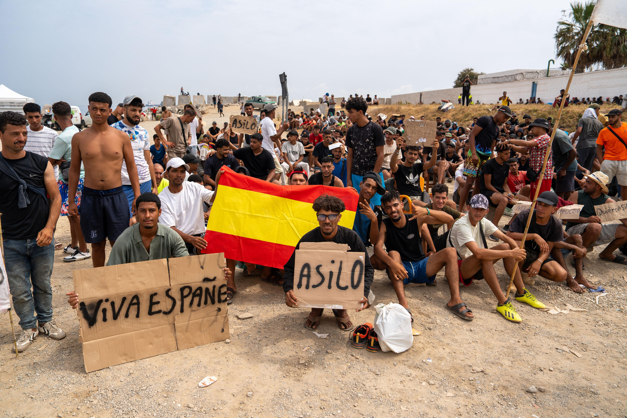 Un grupo de migrantes concentrados para solicitar asilo el pasado 16 de agosto, en la playa del trampolín de Ceuta. 