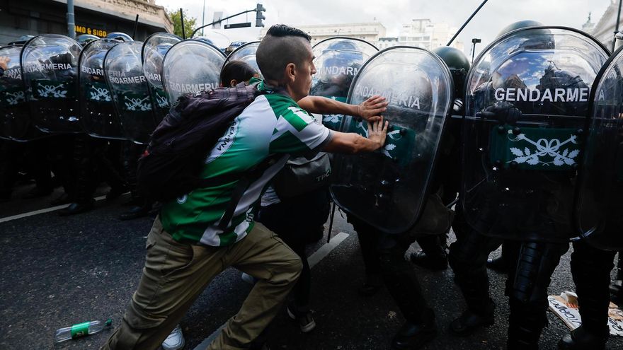 La Policía y Gendarmería reprimen a los manifestantes en la marcha de jubilados