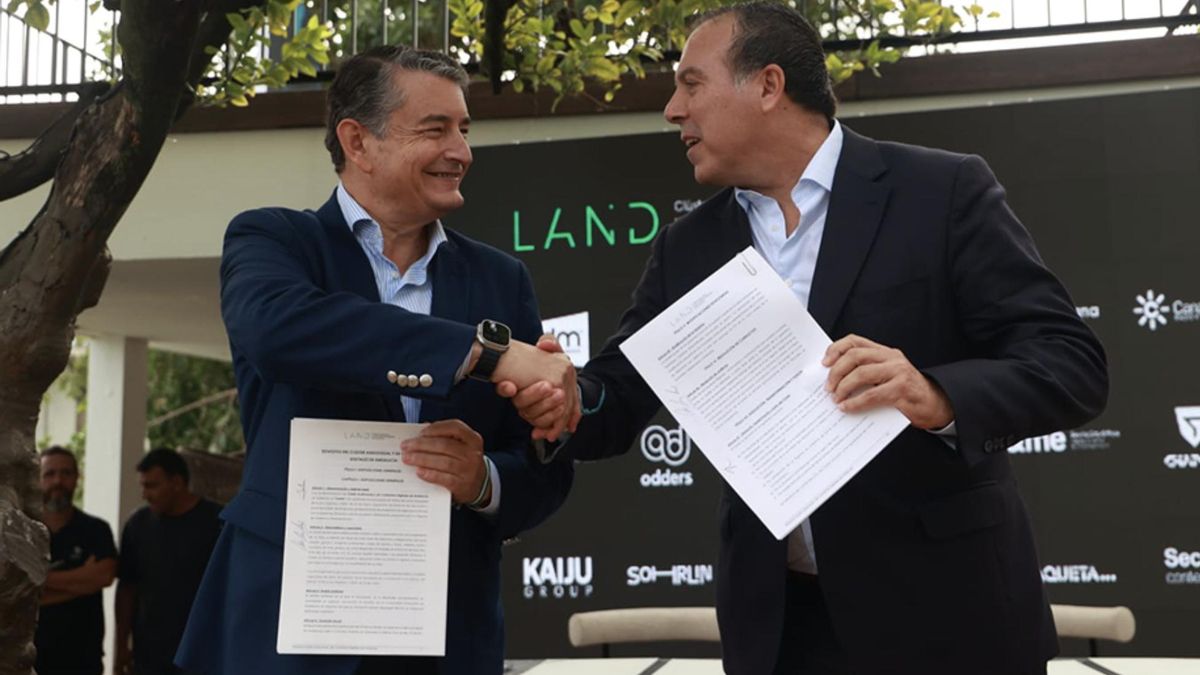El consejero de la Presidencia, Antonio Sanz, saluda a Gustavo Fuentes, ex CEO de la productora ADM, en el lanzamiento del Clúster Audiovisual de Andalucía.