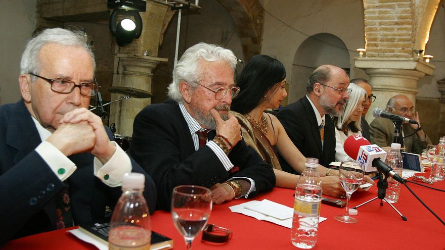 Pablo García Baena y José María Álvarez en uno de los primeros encuentros de Cosmopoética en 2004