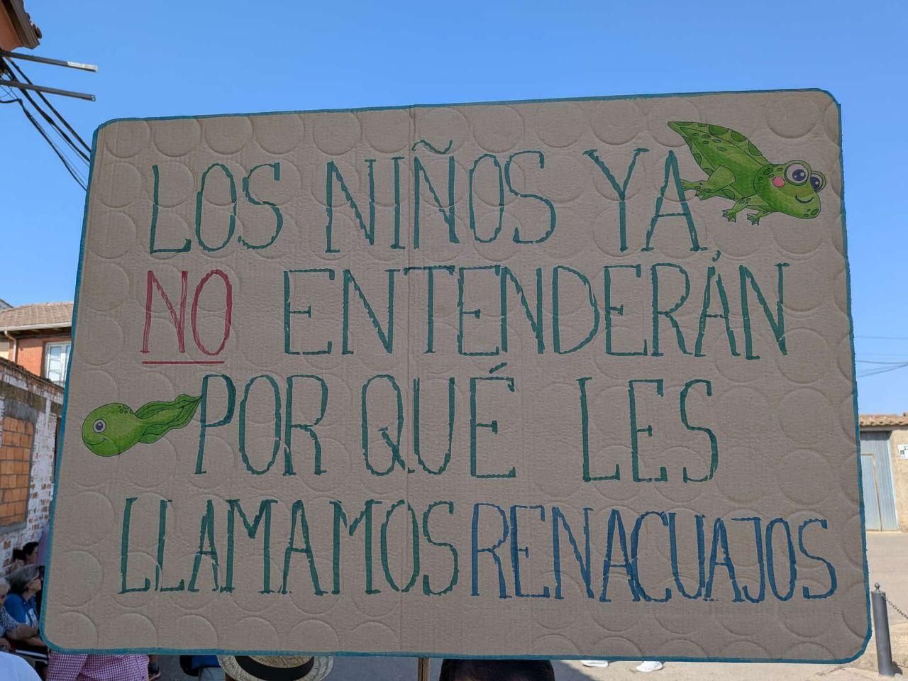 Una de las pancartas de la protesta contra el fin del riego de los huertos urbanos del Órbigo.
