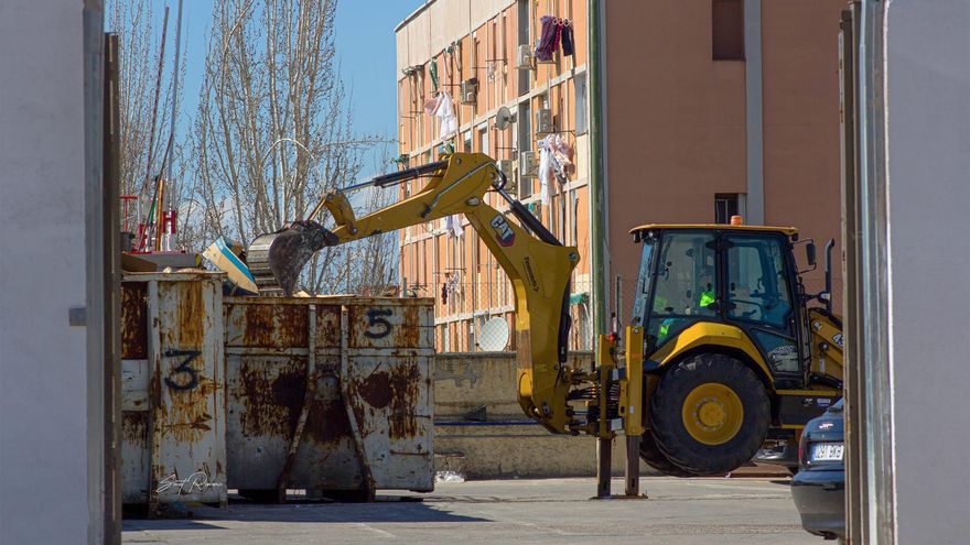 Ruidos y malos olores las 24 horas del día por una planta de residuos improvisada en La Elipa: "Con las ventanas cerradas se escucha todo"