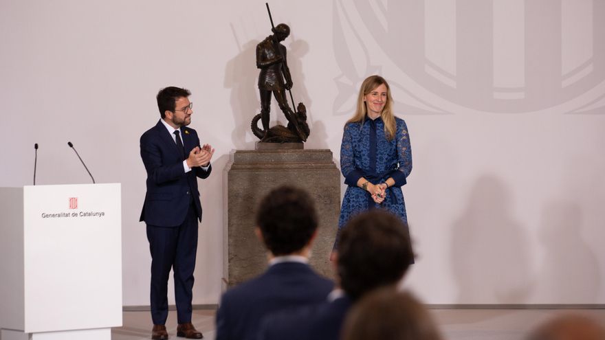 La consellera de Acción Exterior y Transparencia, Victòria Alsina (d), toma posesión del cargo junto al president de la Generalitat, Pere Aragonès (i), a 26 de mayo de 2021, en Barcelona, Catalunya (España). Los consellers del nuevo Govern presidido po