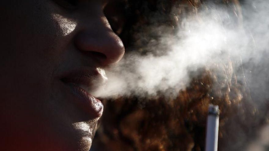 La exposición al humo del tabaco es el principal factor de riesgo de la EPOC. (EFE)