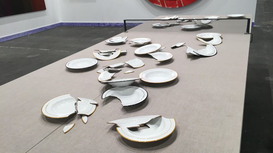 Los platos rotos de Bene Bergado de la obra 'Encuentro y ornamento'