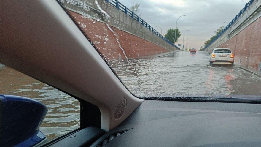 Las imágenes de las lluvias torrenciales de la DANA en Madrid: aguacero en Metro, túneles inundados y violentas riadas