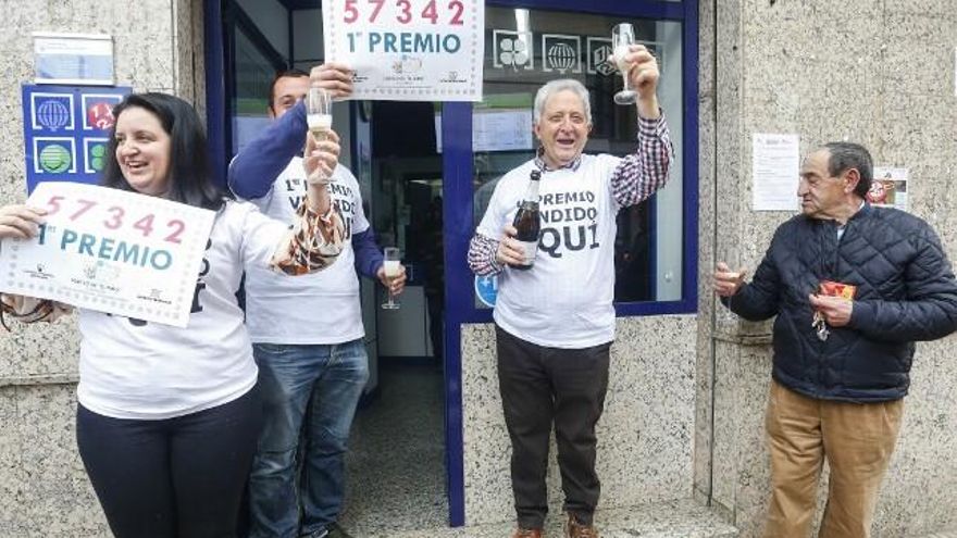 Carlos S. Campillo / ICAL El lotero Tomás Fernández, celebra, junto a vecinos de Veguellina de Órbigo, el primer premio de la Lotería del Niño.