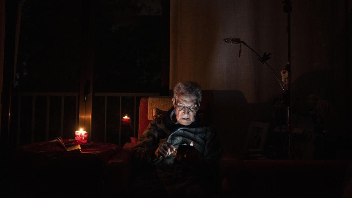 Un hombre consultando su móvil durante el apagón, el 28 de abril de 2025, en Barcelona.