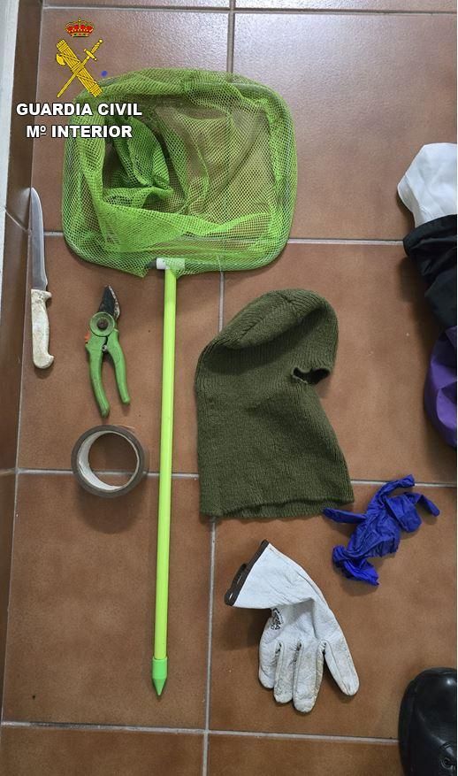 Utensilios requisados por la Guardia Civil.