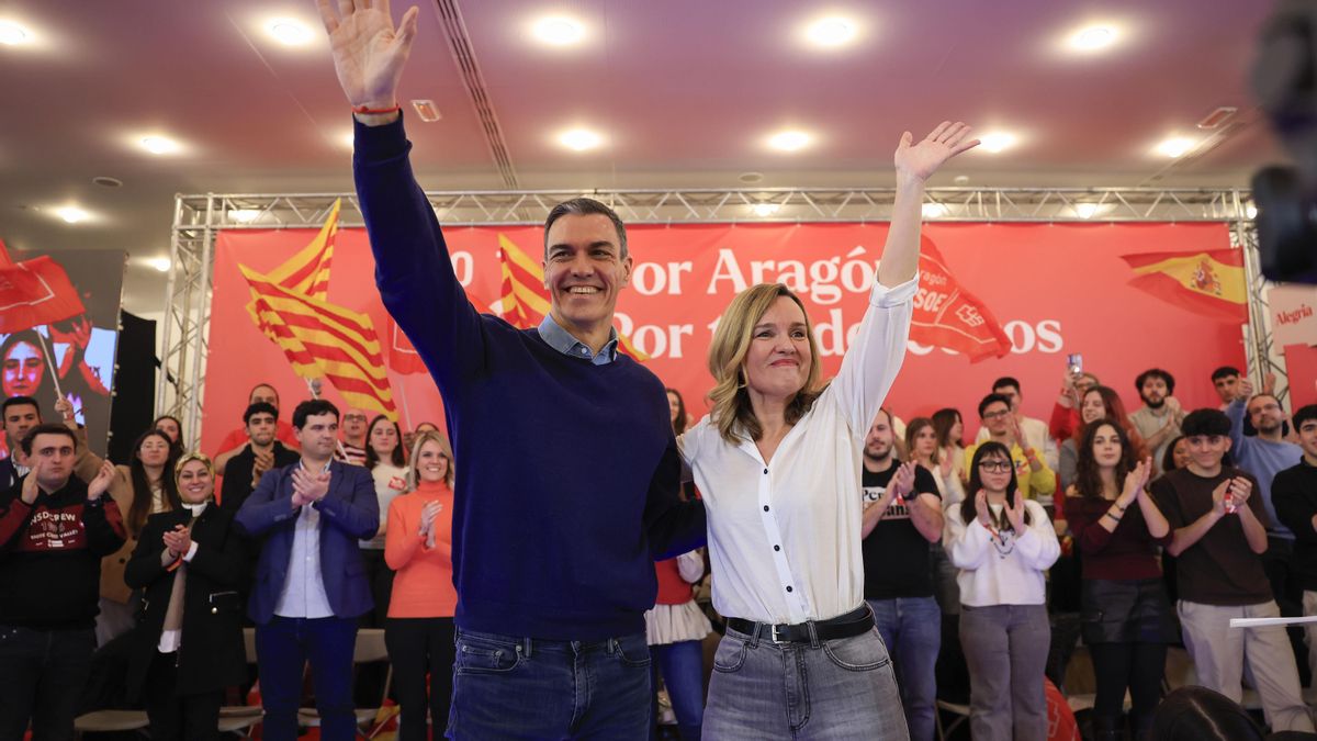 Pedro Sánchez y Pilar Alegría en el acto de cierre de campaña.