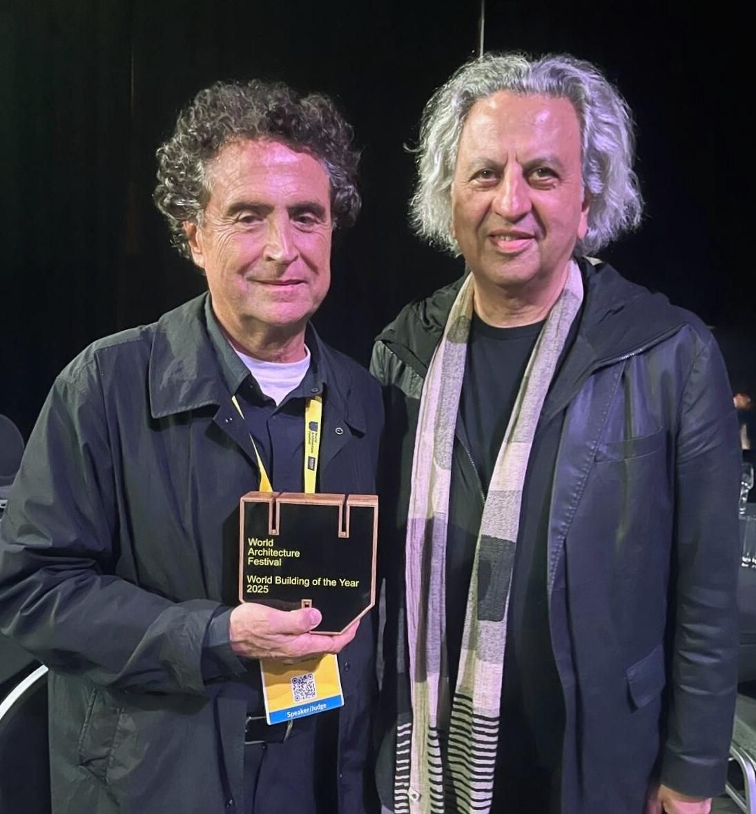 El arquitecto canario Fernando Menis con el presidente del jurado WAF 2025.