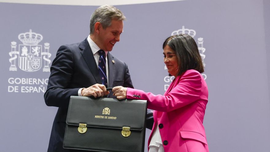 La ya exministra de Sanidad Carolina Darias (d) hace entrega de la cartera a su sucesor José Manuel Miñones (i) en la toma de posesión de su cargo en Madrid, este martes.