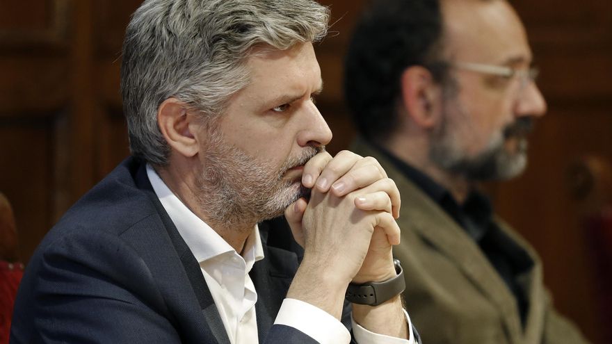 Los abogados Andreu Van Den Eynde (i), y Benet Salellas (d), dos de los letrados que representan a las entidades y partidos afectados por el caso de supuesto espionaje político a una sesentena de dirigentes y militantes independentistas, durante el acto organizado este viernes en Barcelona en el que han anunciado que se querellarán contra NSO Group, la empresa propietaria del sistema de espionaje Pegasus. EFE/Andreu Dalmau