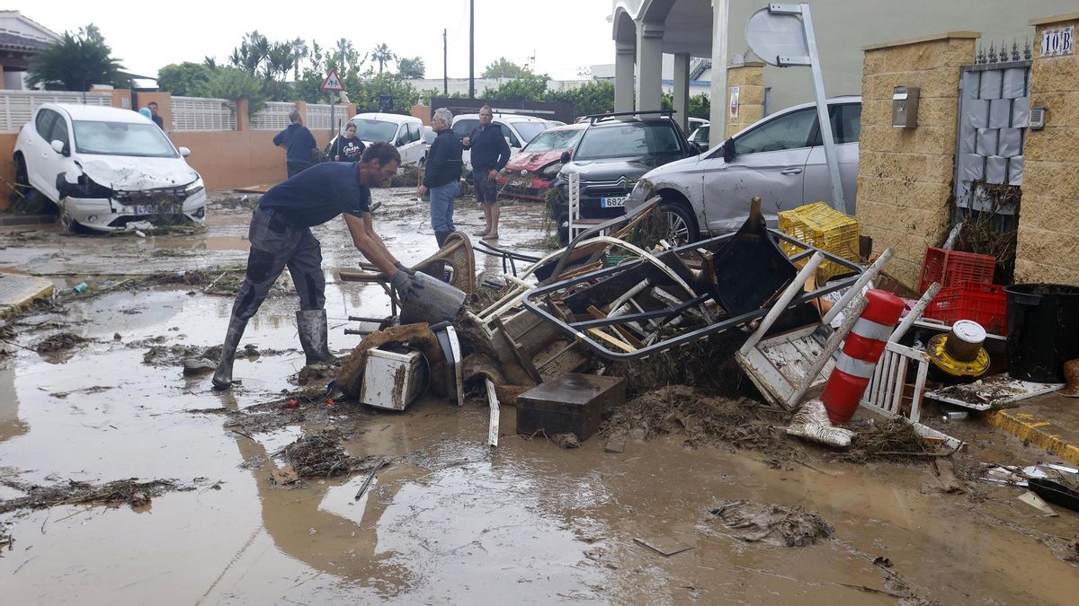 Destrozos provocados por las inundaciones a consecuencia del paso de la dana Adam en la localidad alicantina de Els Poblets, este lunes.
