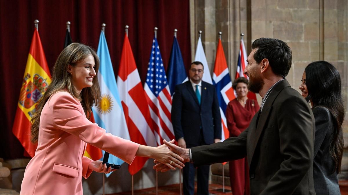 Lionel Messi recibió el premio Princesa de Asturias de manos de la princesa Leonor.