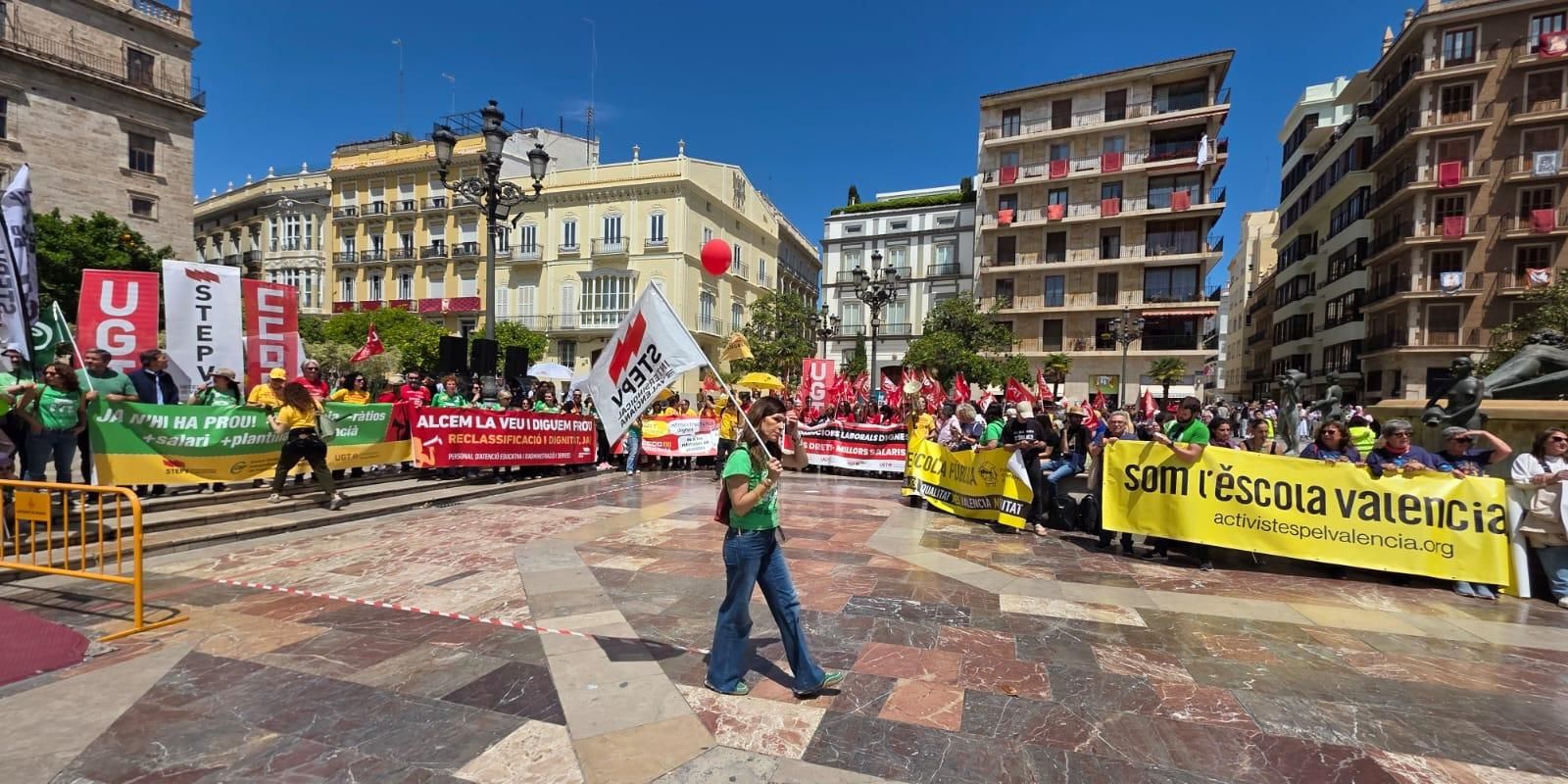 Miles de docentes se manifiestan en València en el primer día de huelga indefinida
