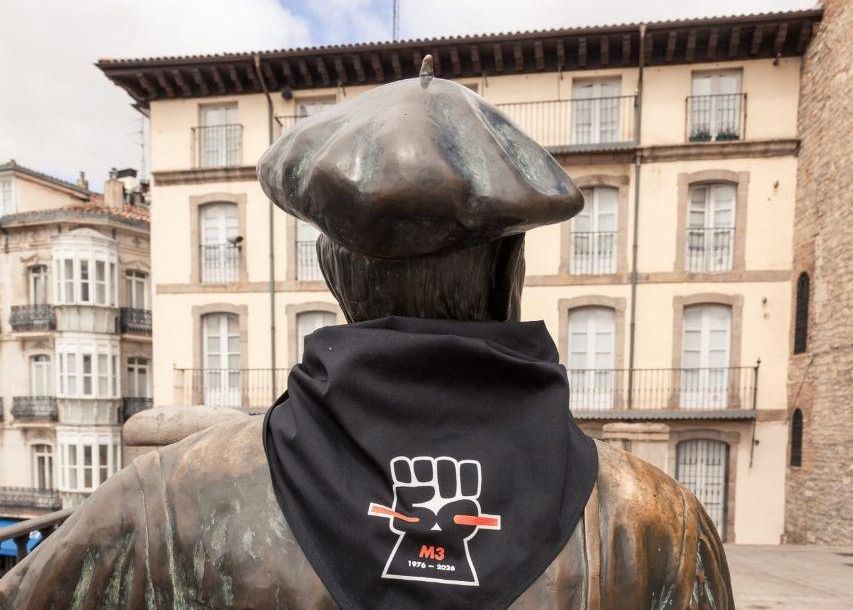 La estatua de Celedón, con el pañuelo negro