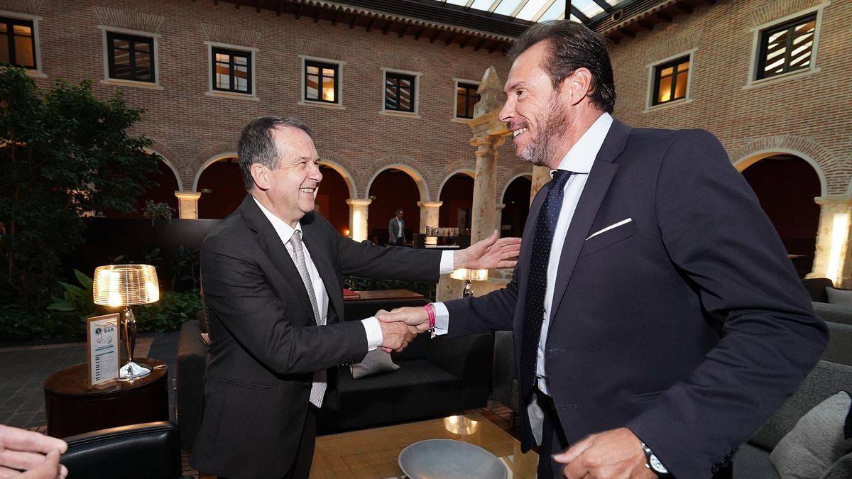 El alcalde de Vigo, Abel Caballero, saluda a su homólogo vallisoletano, Óscar Puente, en un encuentro en Valladolid.