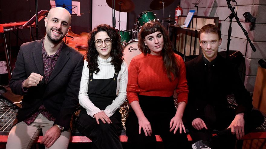 Los músicos tienen dos alternativas laborales: la docencia o la interpretación en directo. La primera les falla por la burocracia y la segunda por la pandemia