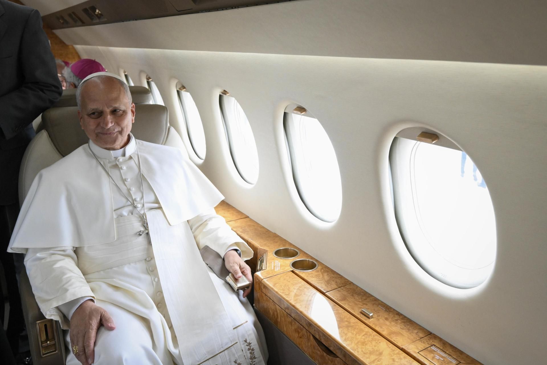 El Papa a bordo del Falcon de la Fuerza Aérea Española ofrecido por el rey Felipe VI para su regreso a Roma.