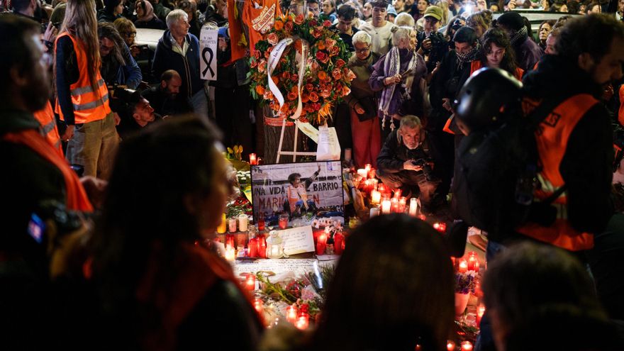 Decenas de personas dejan flores y velas durante la manifestación ‘Hasta Siempre, Maricarmen’, en la vivienda de Maricarmen, a 8 de octubre de 2026, en Madrid.