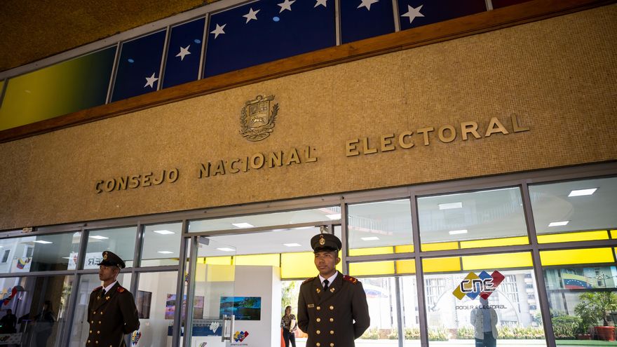 El chavismo arranca la carrera hacia los comicios del 25 de mayo sin una oposición unida