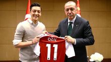 El futbolista Mesut Özil posa junto al presidente turco, Recep Tayyip Erdogan.