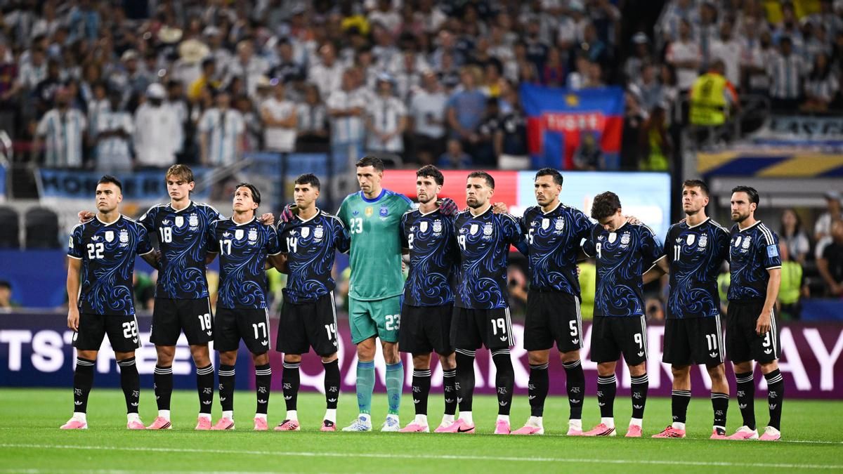 La Selección Argentina juega con Inglaterra con una camiseta con símbolos.